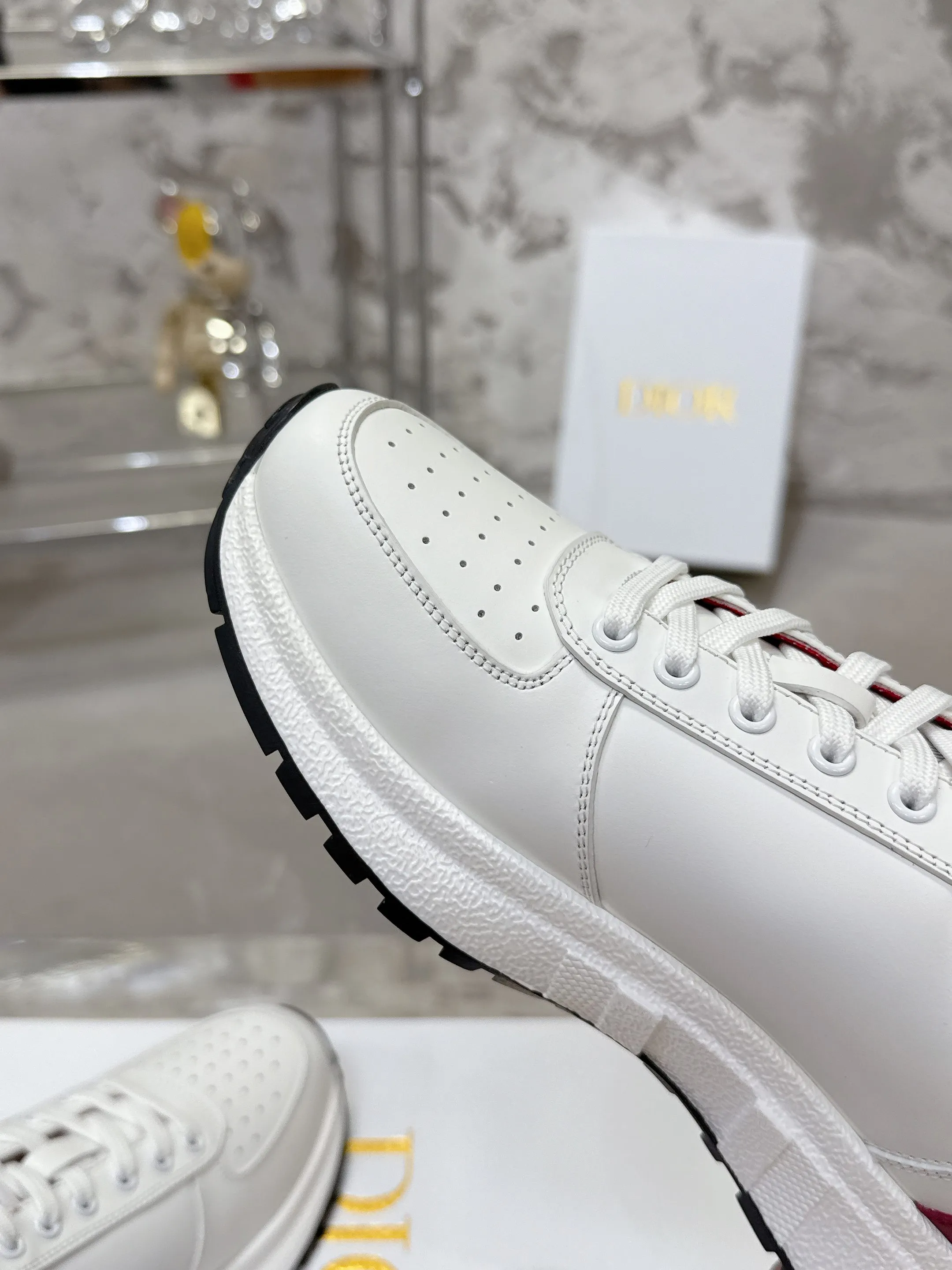 Factory price 680💰 Top version! ! ! Dior Dior's latest Run'n'Dior series, couple's thick-soled casual sneakers, originally purchased, developed and manufactured. This Run'n'Dior reinterprets sports style with an elegant and fashionable shape. The upper is crafted from white mesh fabric and features the Christian Dior Paris signature on the laces and heel. The exquisite two-color sole is light and soft, which can add a high-end temperament to all kinds of casual looks. Exquisite packaging at the delivery counter 🛍📦 ▪️Fabric: Original customized imported first-layer cowhide ▪️Inner lining: Imported original lining ▪️Sole: Original molded non-slip TPU material ▪️Size: Women's 35-41 / Men's 39-46 (Female 40 41 / Men's 38.45.46 customized)